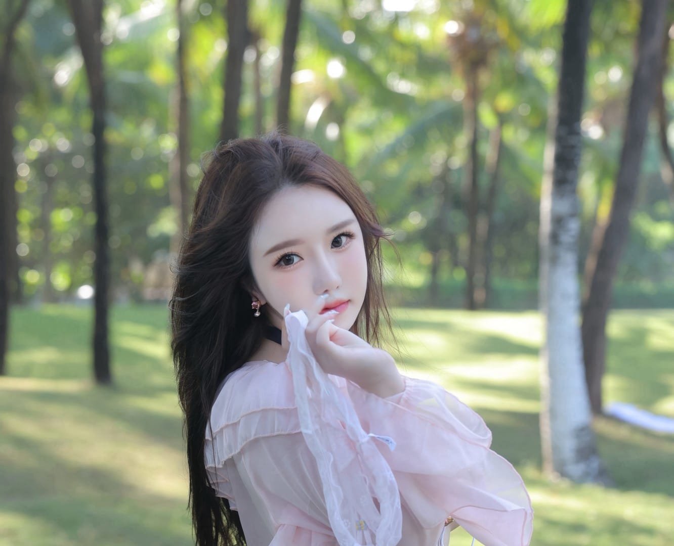 小薯条 nienie《奶油苏打》封神!甜妹必学 3 个汽水感拍照姿势,手机也能拍