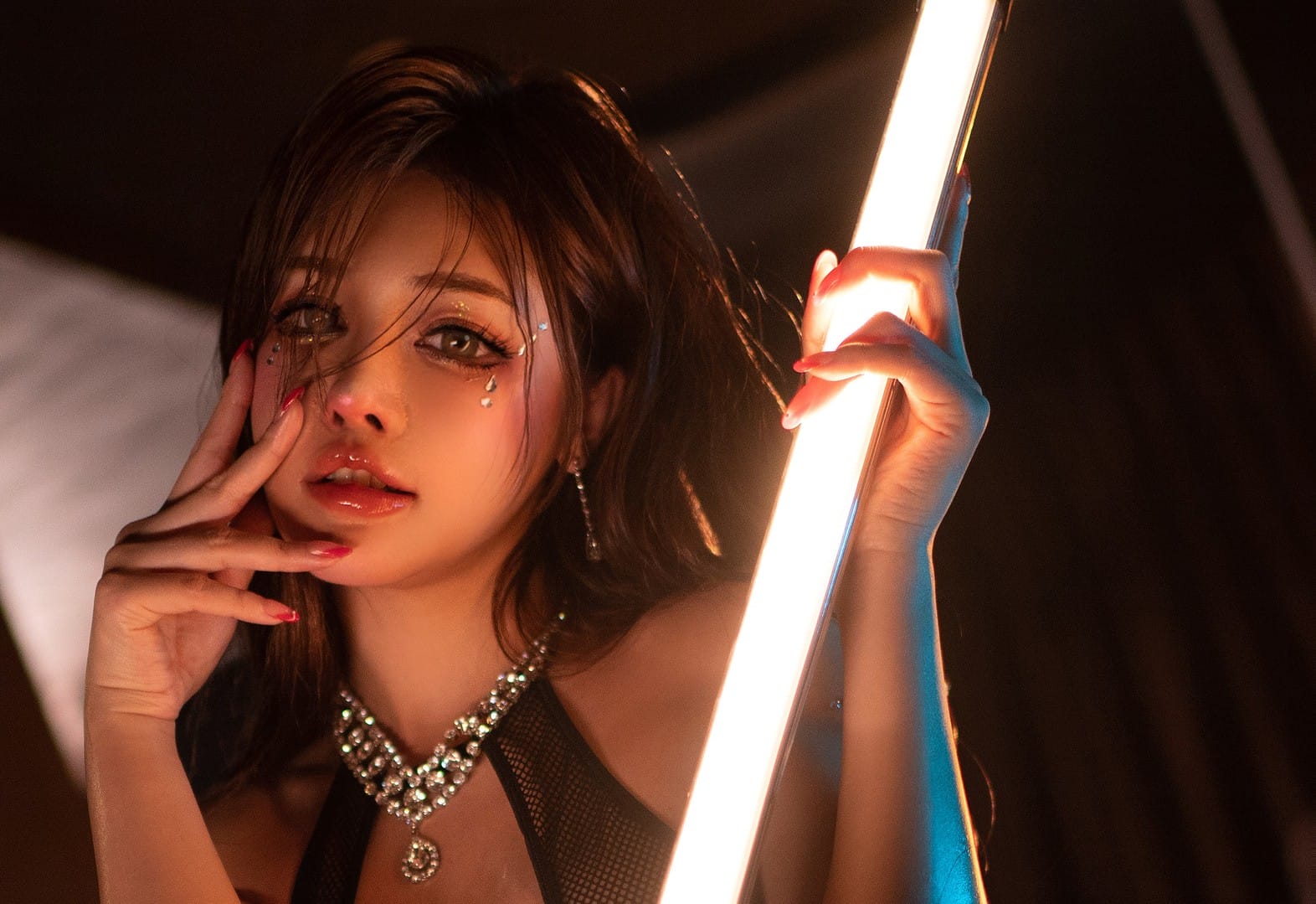 于芷晴 <夜色鎏金> 封神！3 个御姐风拍照角度，普通女生也能拍出两米八气场