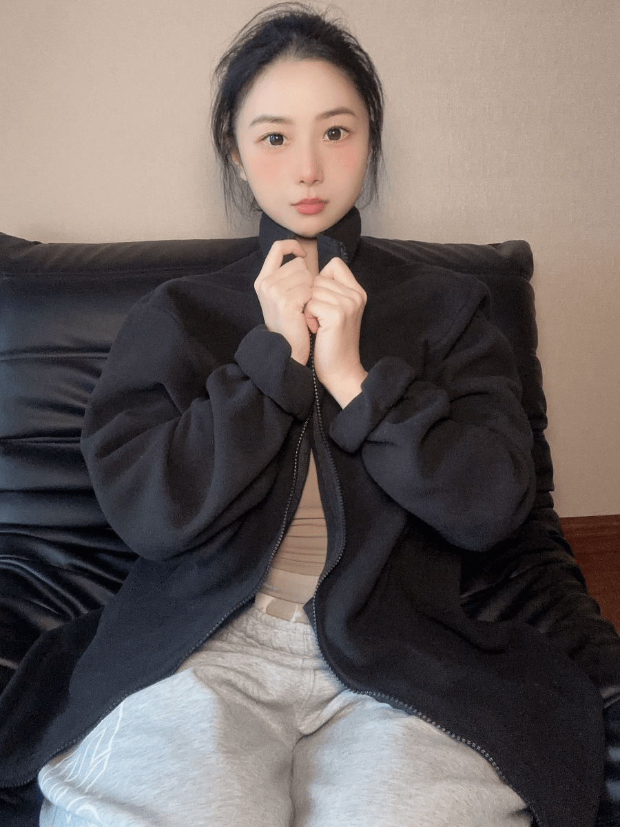 俏妞 t 铁粉空间元气写真集 亮黄裙配弯弯笑 像把阳光揉进眼睛里 每帧都冒甜甜的泡