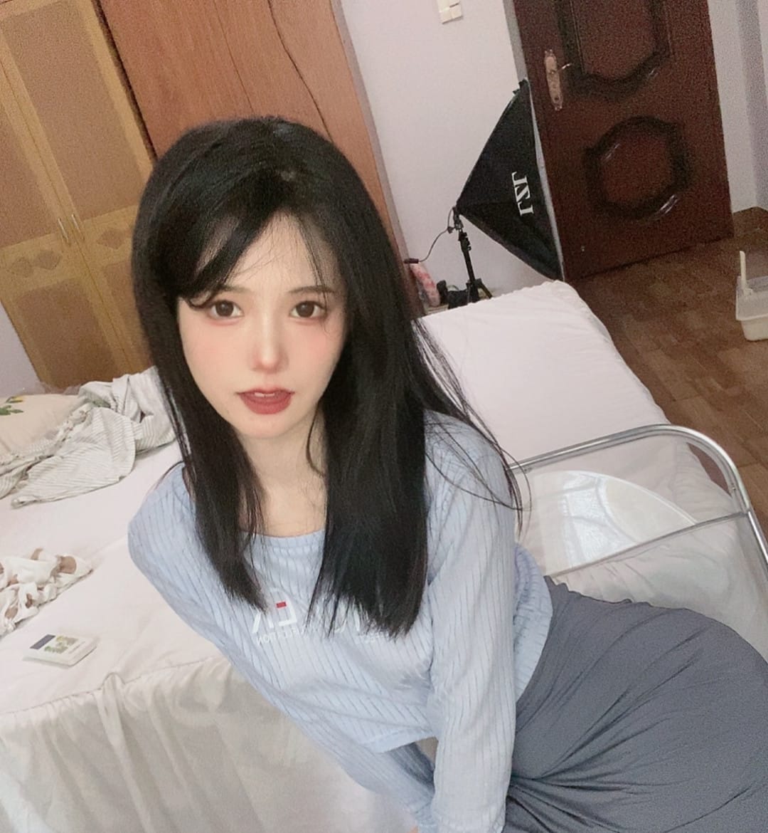 倦倦喵《午后倦意集》写真 全网求存!倦倦喵柔光写真 垂眸时的睫毛阴影 倦意里藏着化不开的温柔