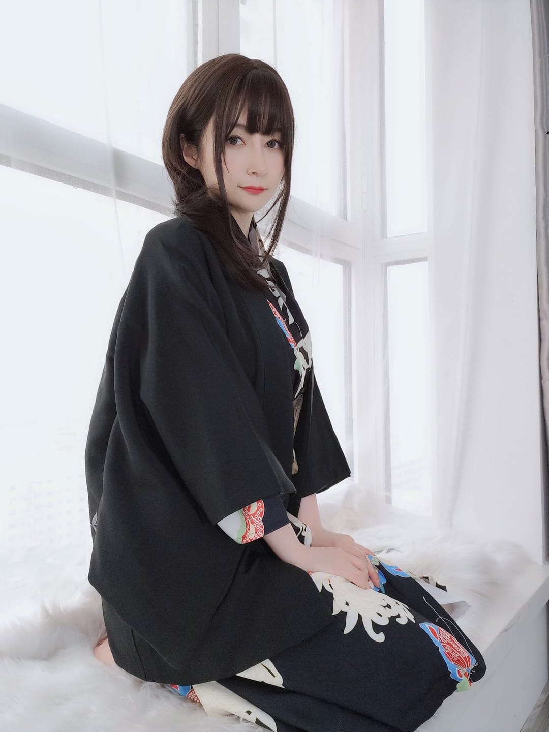 白银81《极简主义》写真 白银 81 光影独白写真集 明暗分割线里的侧影 黑白质感像被月光镀了层银