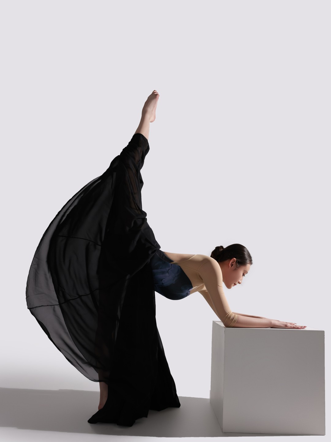 GALLI嘉丽舞蹈生日记静动韵律集 静态姿态藏着蓄势的舞 生活化场景里的肢体诗 韵律感从骨子里透出来