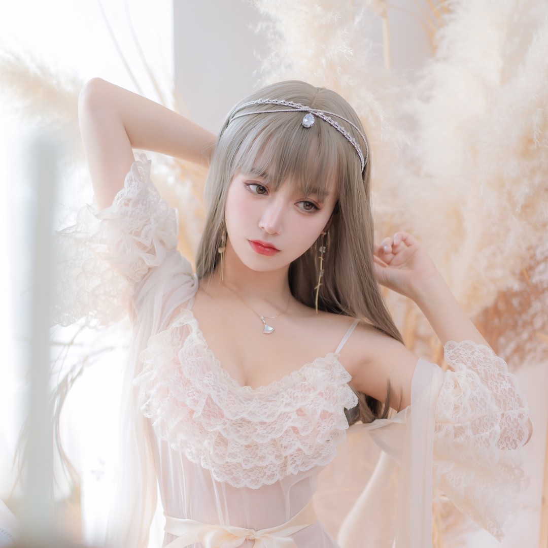 全网求存！过期米线喵甜辣录 荧光绿撞黑皮裙 拽笑时像偷喝汽水的猫