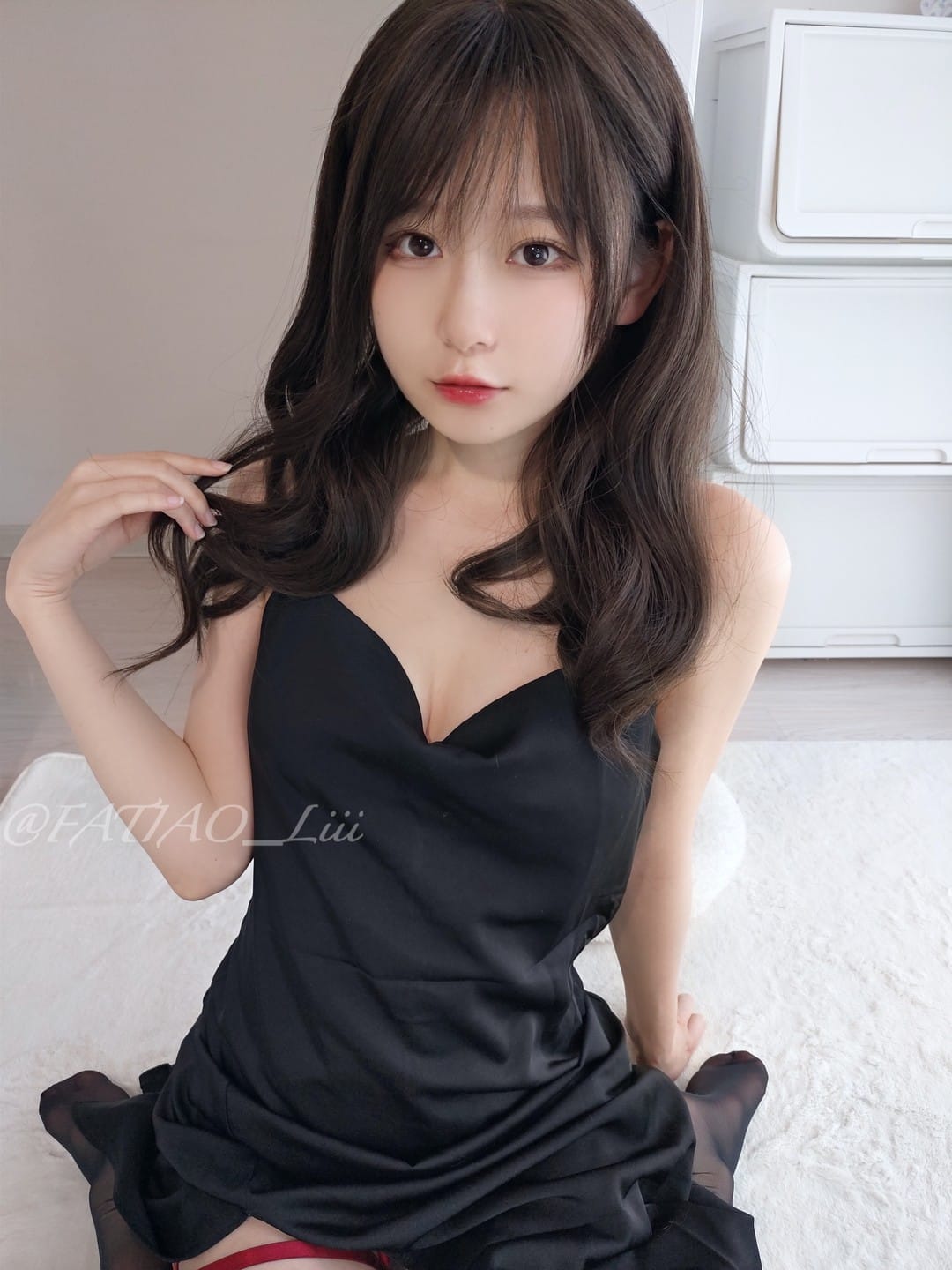 迷之呆梨《童话序章》写真 迷之呆梨(发条少女)惊艳变身!从俏皮兔女郎到优雅玫瑰仙子,一键解锁多元魅力写真