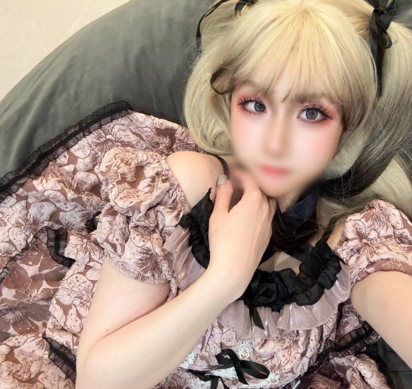 鸡教练 (綺 kirere) 都市潮酷写真为什么火？从服饰到场景的风格密码