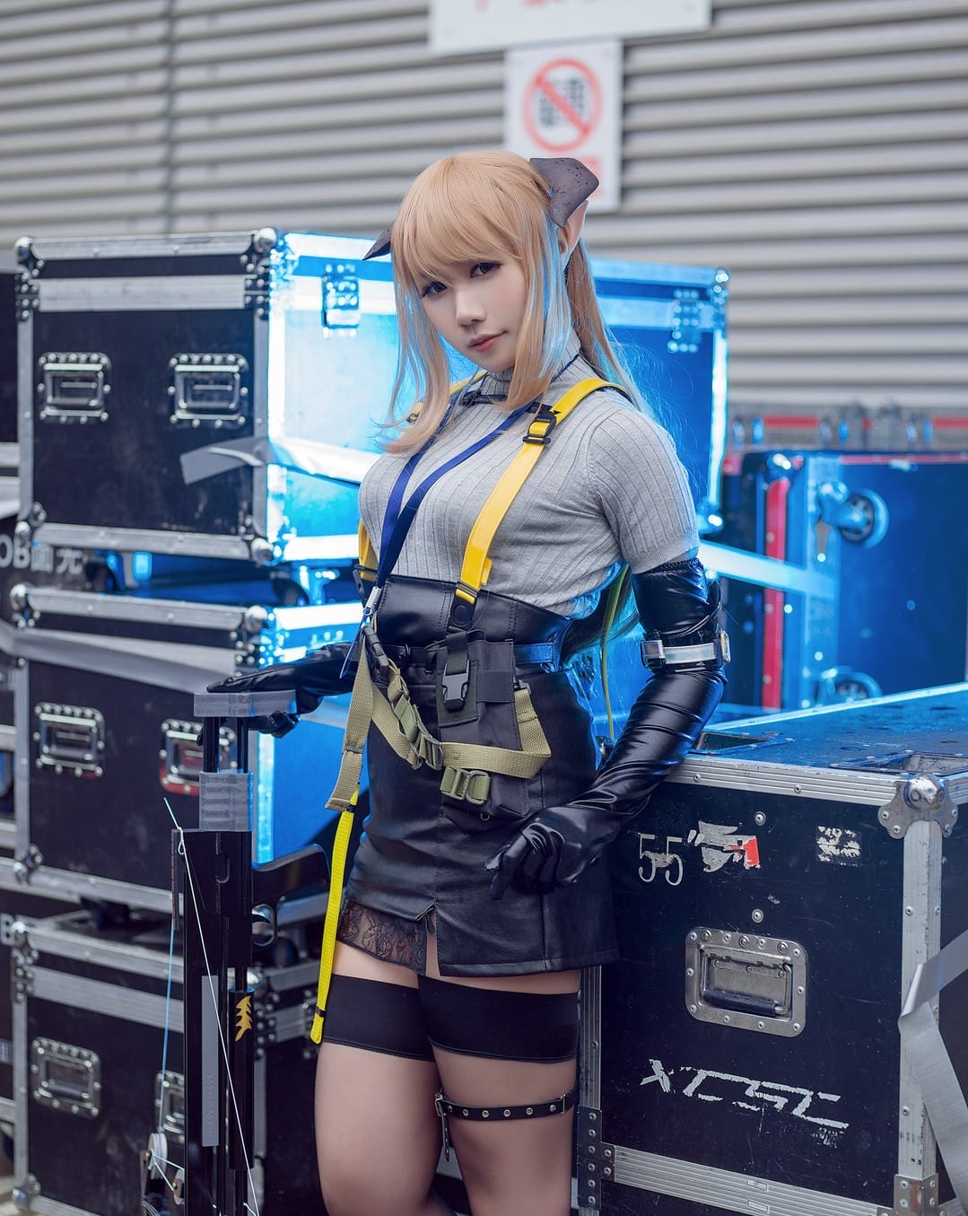 麻花酱《麻花甜辣录》写真 麻花酱甜辣录 荧光绿撞黑皮裤 双麻花辫缠金属链 甜得带刺像拧成股的双色糖(4K 原图)