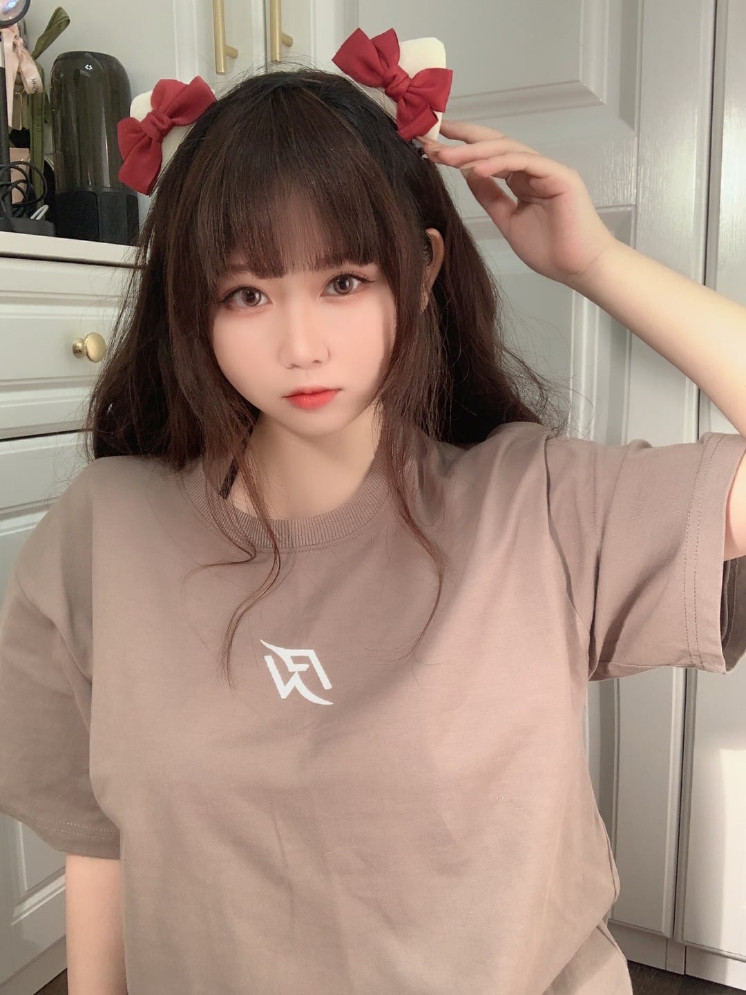 是依酱吖 (5) 2025 甜妹写真顶流!是依酱吖 3 组代表作:日系元气 + 居家治愈 + 森系清新,太戳心