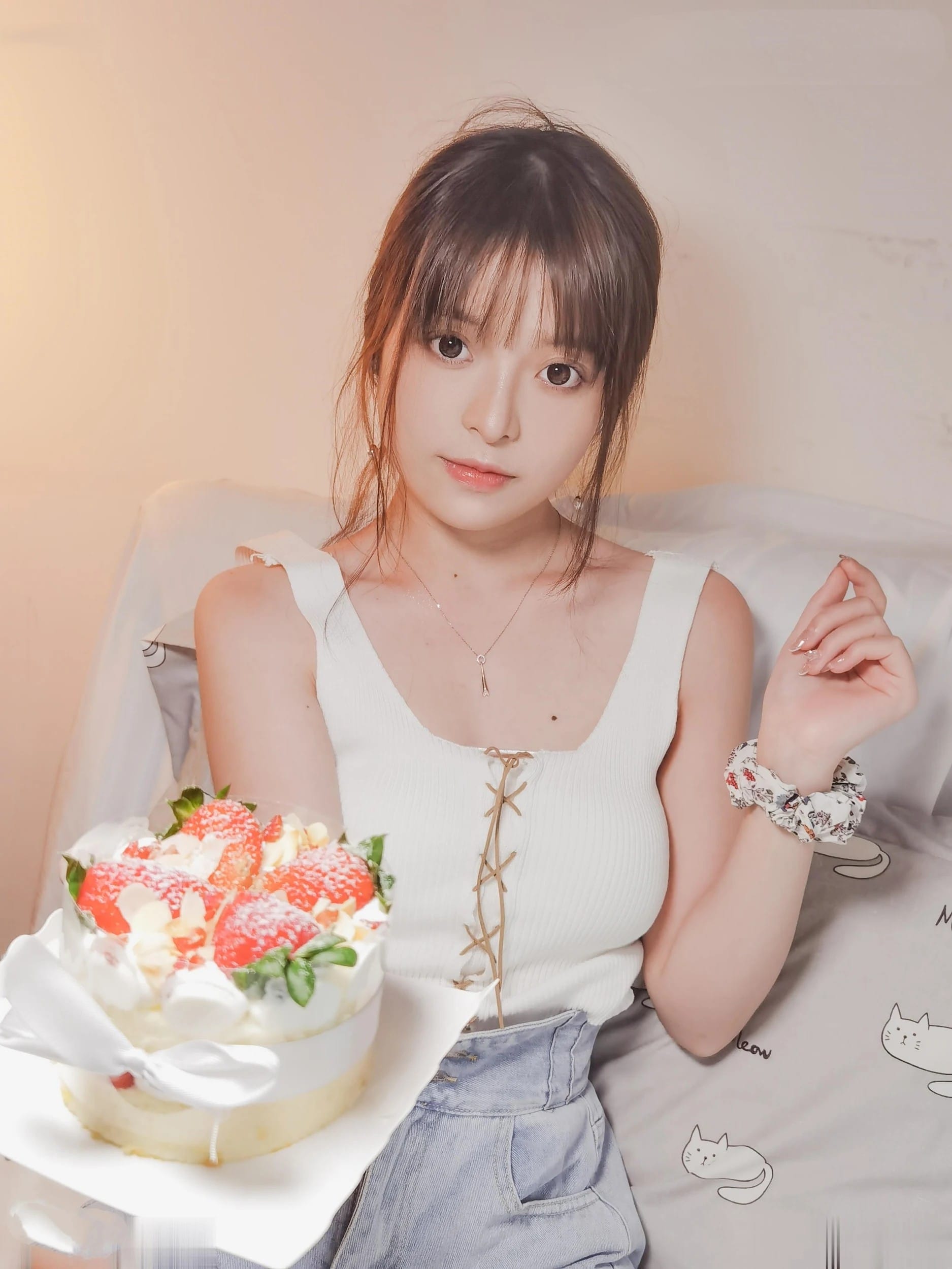 草莓味的奈奈兔多风格写真，从清新到俏皮的完美切换